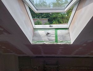 Zateplení stropu a šikmin podkroví pomocí foukané izolace